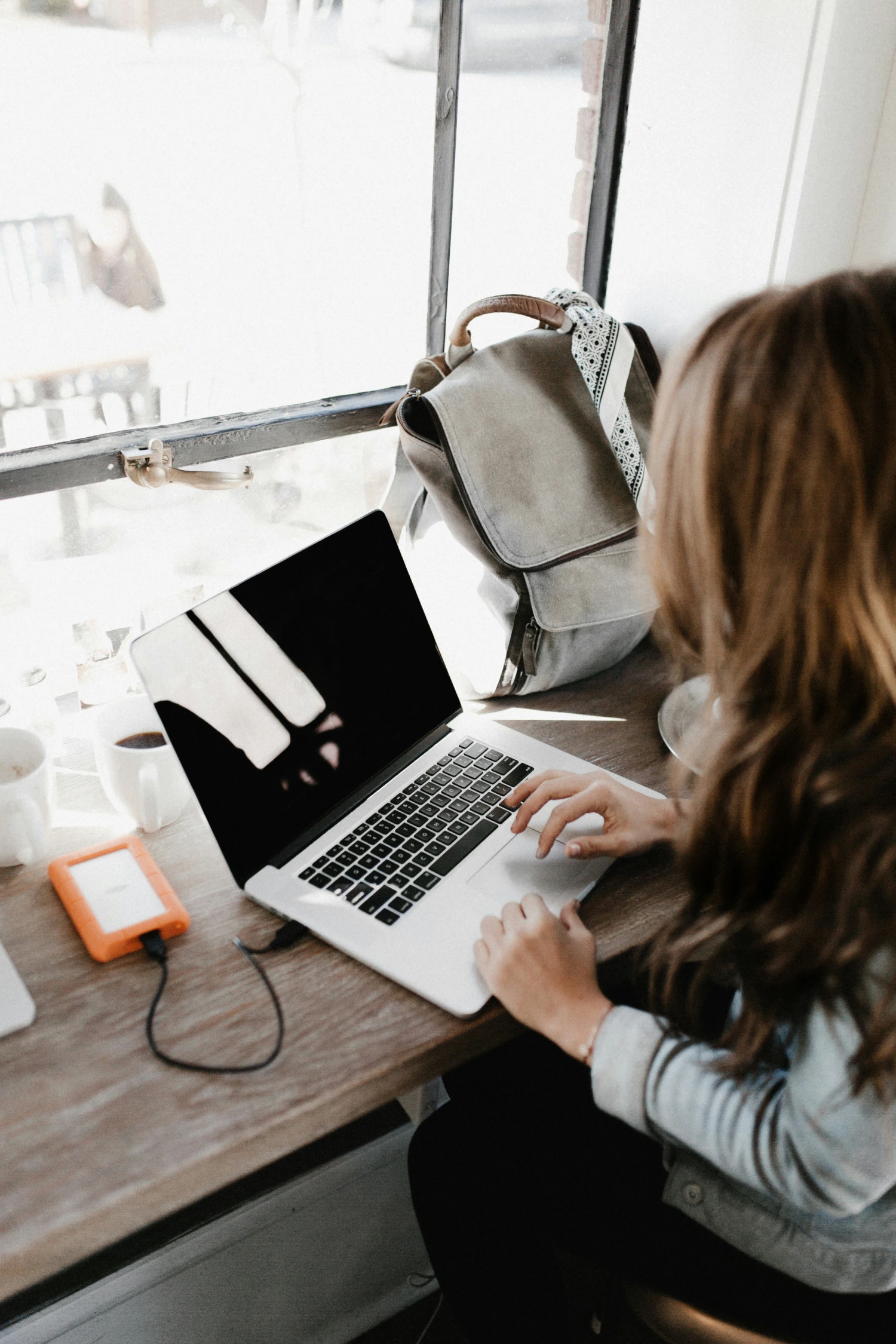 mujer conectada con su portatil a una consulta de psicología online